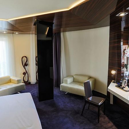 My Place Hotel Ni Exterior foto