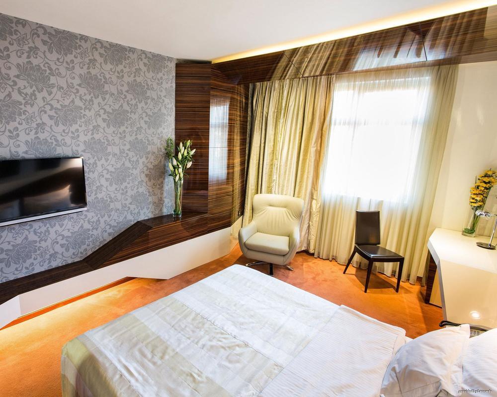 My Place Hotel Ni Exterior foto