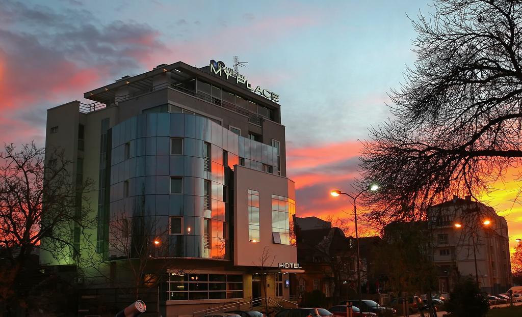 My Place Hotel Ni Exterior foto