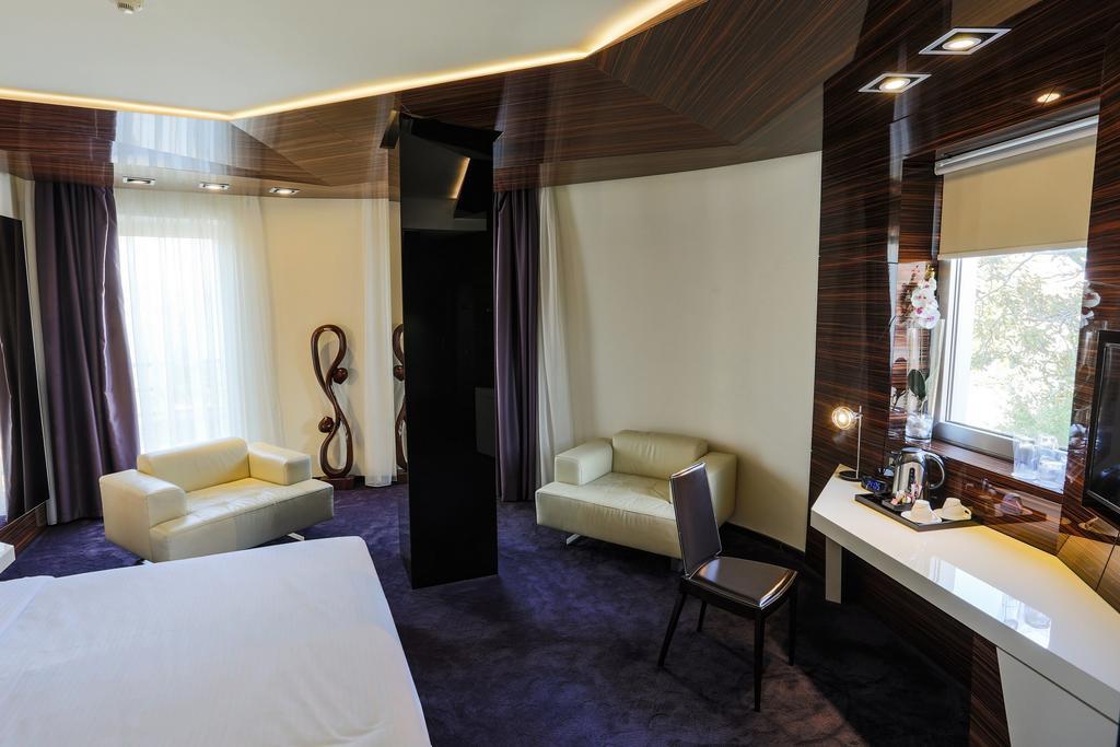 My Place Hotel Ni Exterior foto