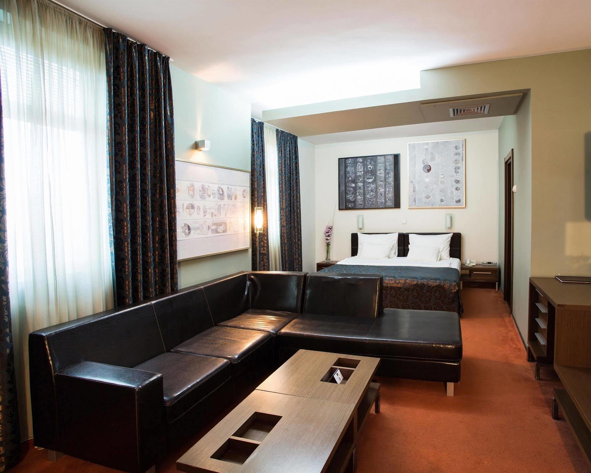 My Place Hotel Ni Exterior foto